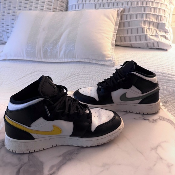 Jordan 1s Mid - Picture 3 of 6